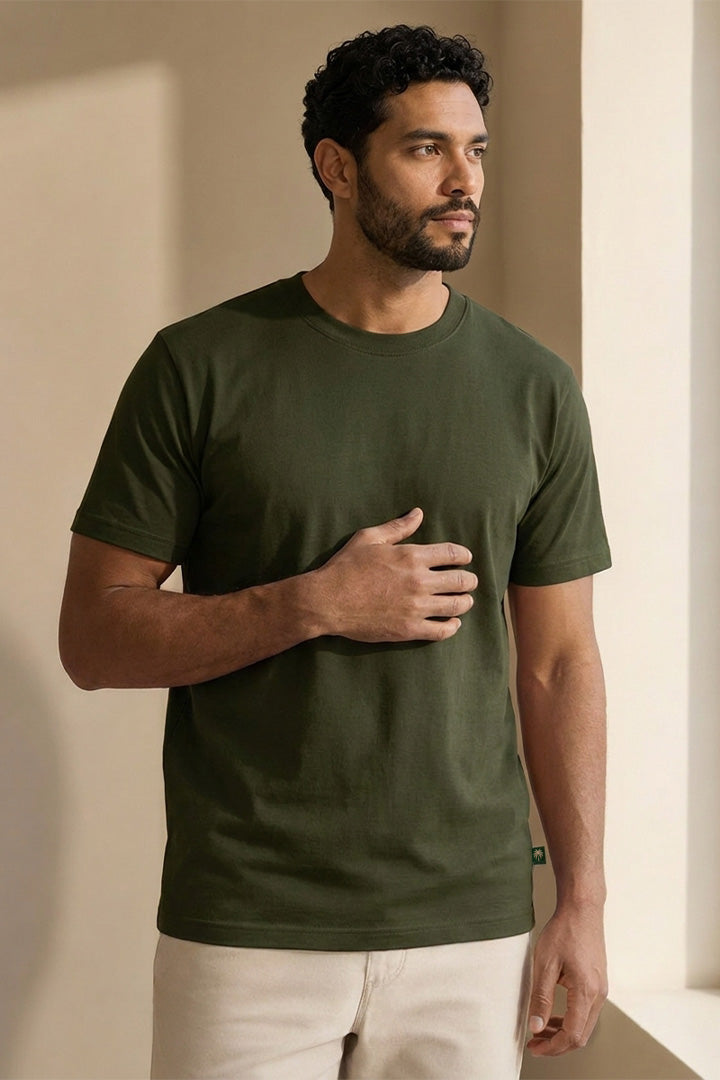 Modelo con la camiseta puesta, corte regular