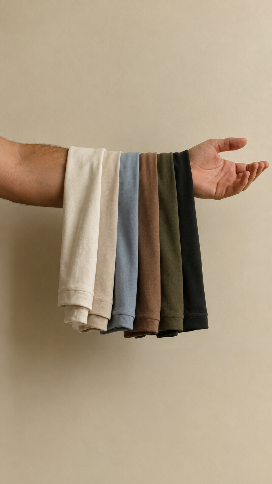 Cinco camisetas de colores colgadas sobre un brazo