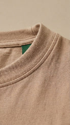 Básica Antimanchas Arena — detalle del cuello