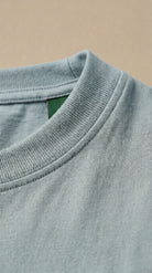 Básica Antimanchas Azul Bahía — detalle del cuello
