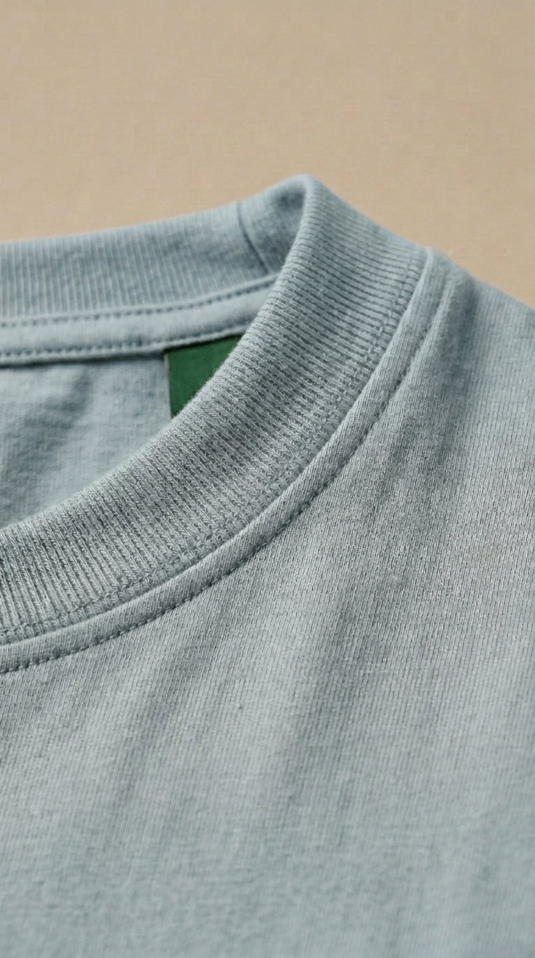 Básica Antimanchas Azul Bahía — detalle del cuello