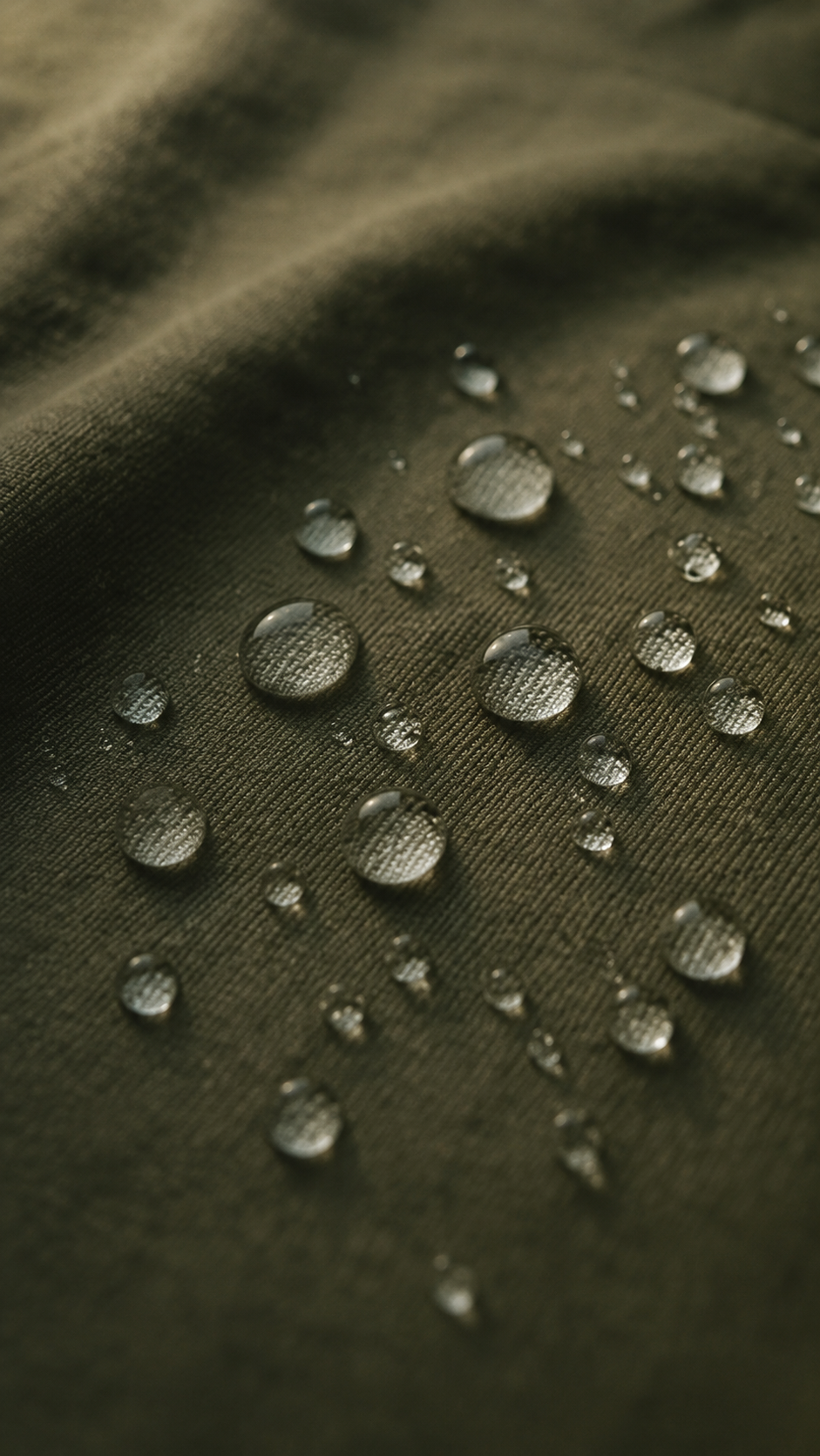 Gotas de agua perladas sobre la tela de la camiseta