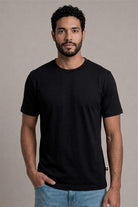 Básica Antimanchas Negro Carbón — modelo en estudio, vista frontal