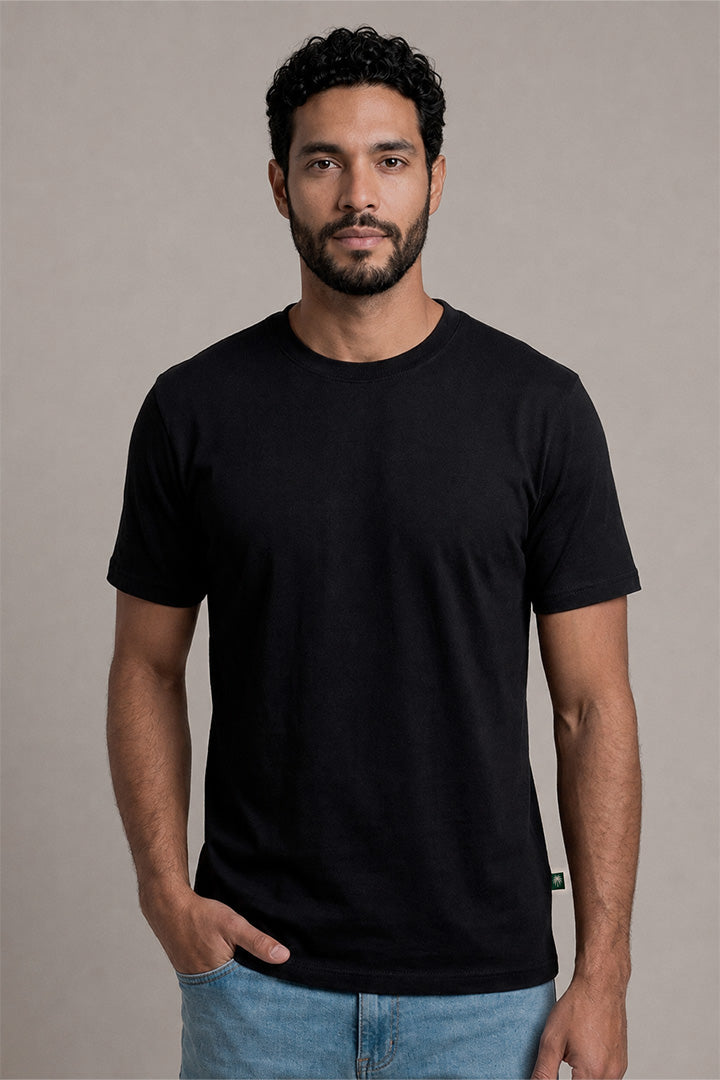 Básica Antimanchas Negro Carbón — modelo en estudio, vista frontal