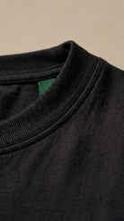 Básica Antimanchas Negro Carbón — detalle del cuello