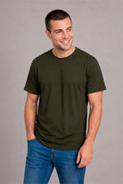 Básica Antimanchas Verde Oliva — modelo en estudio, vista frontal