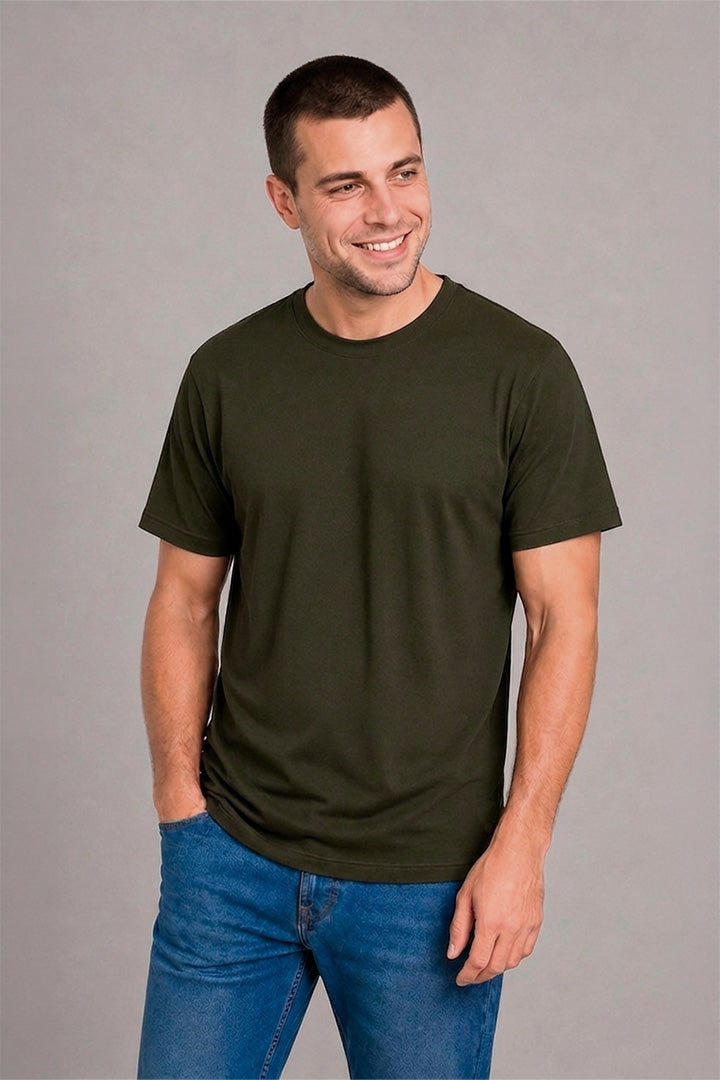 Básica Antimanchas Verde Oliva — modelo en estudio, vista frontal