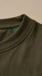Básica Antimanchas Verde Oliva — detalle del cuello