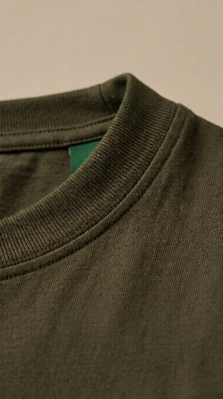 Básica Antimanchas Verde Oliva — detalle del cuello